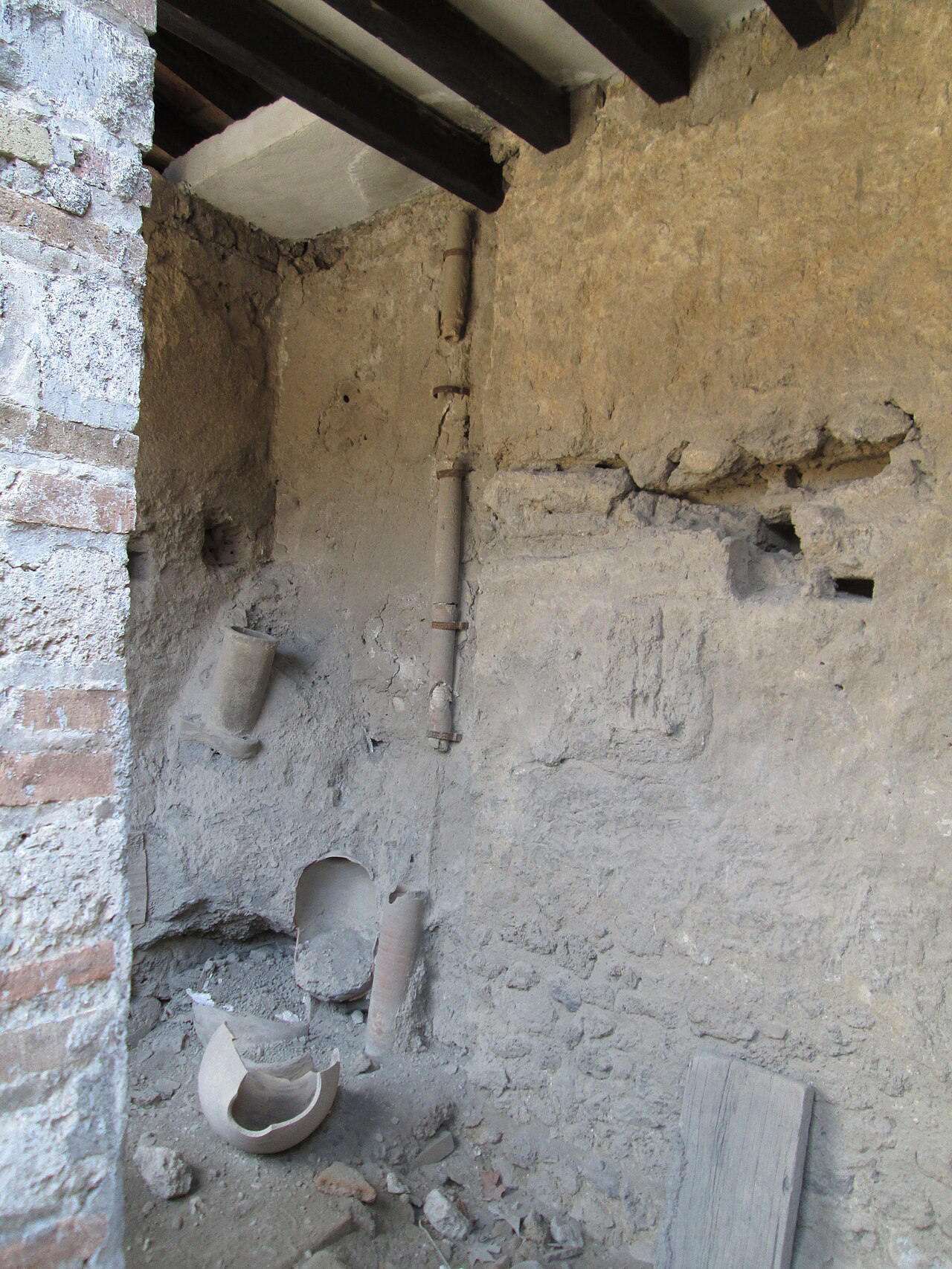 폼페이의 발굴된 고대 로마 납 수도관