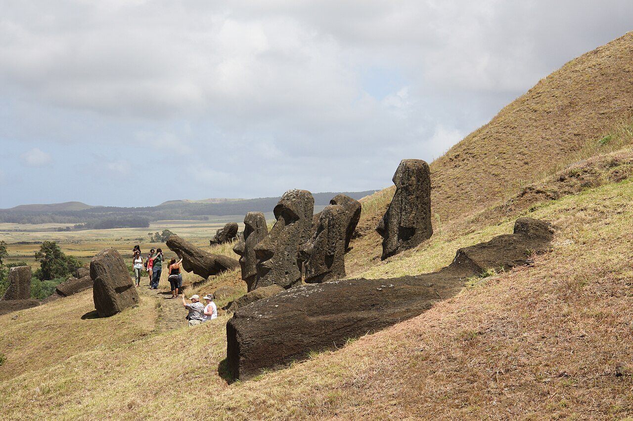 라노 라라쿠 채석장 사면에 다양한 완성 단계로 흩어진 모아이들